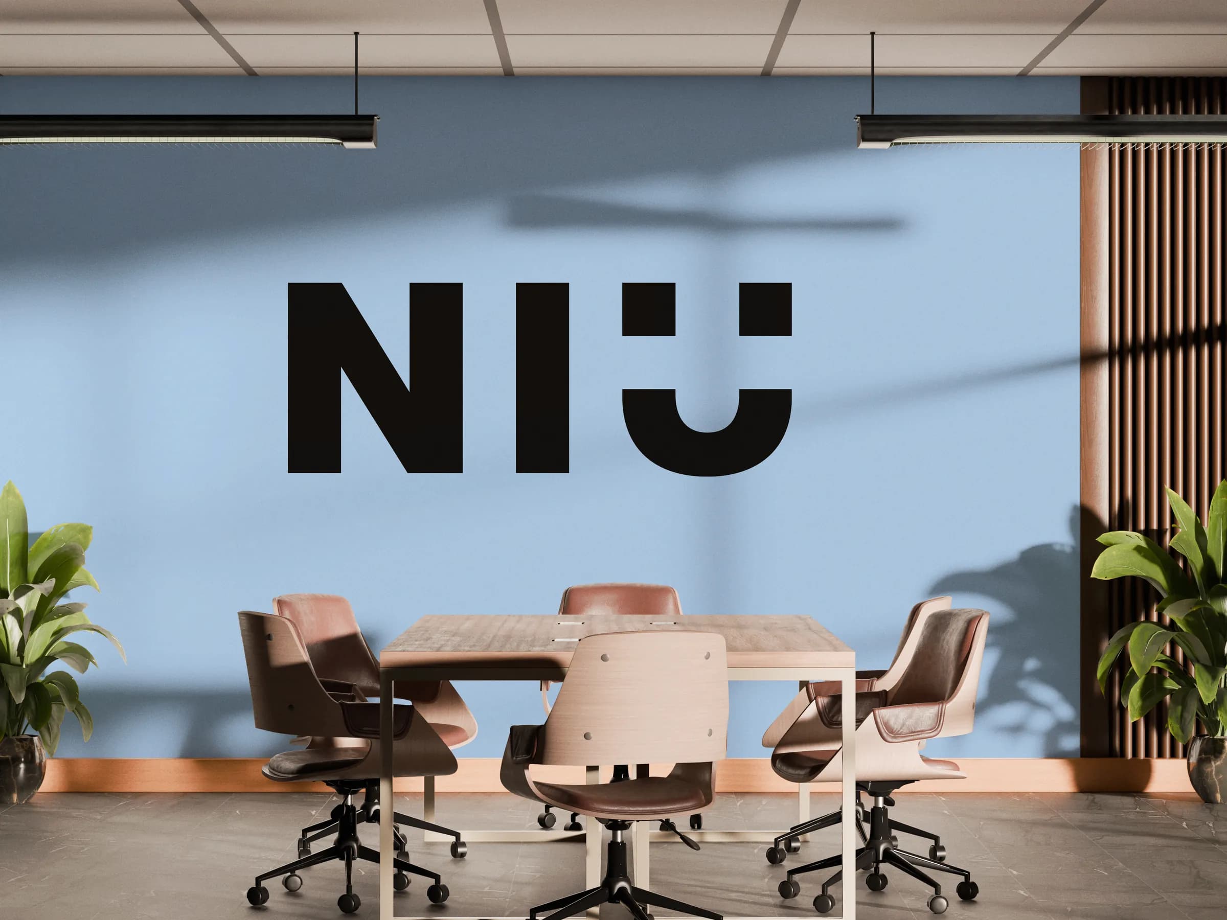 Sala de reunions de NIU Constantí amb el logotip NIU sobre la paret blava