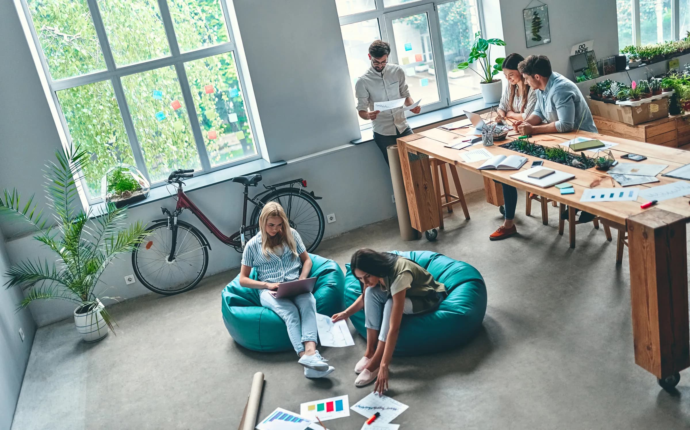 Zona de coworking de NIU amb persones treballant