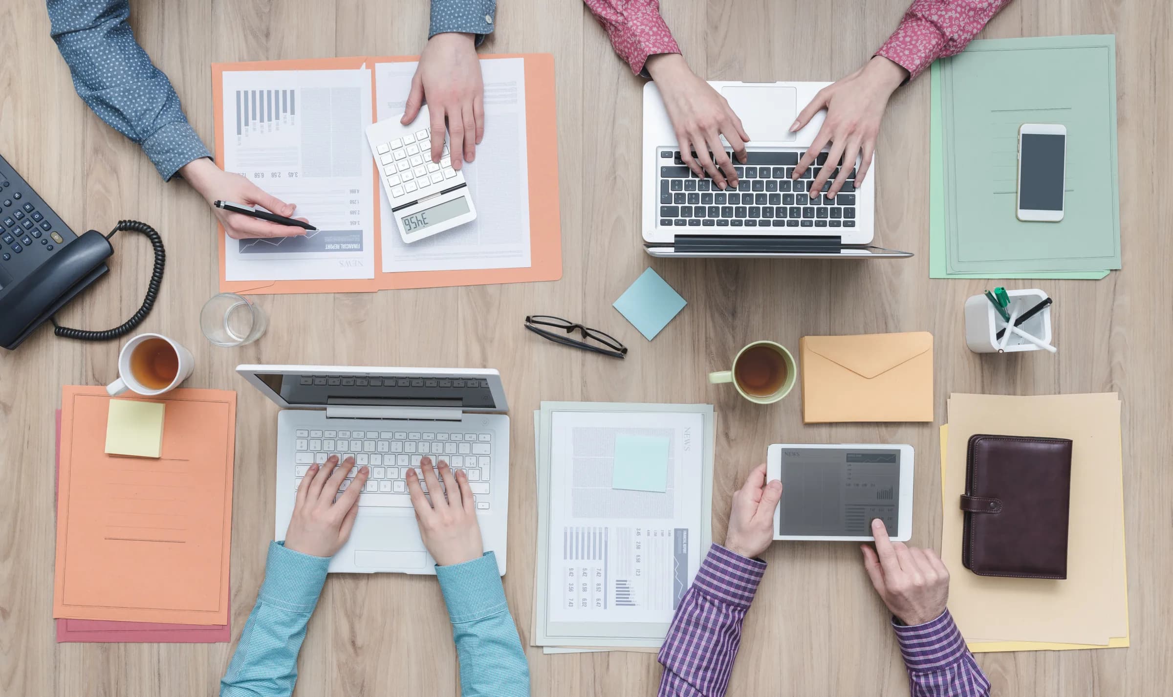 Persones treballant a la zona de coworking de NIU